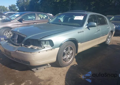 2005 Lincoln Town Car Signature Limited из США, поврежденный, VIN 1LNHM82W35Y651456